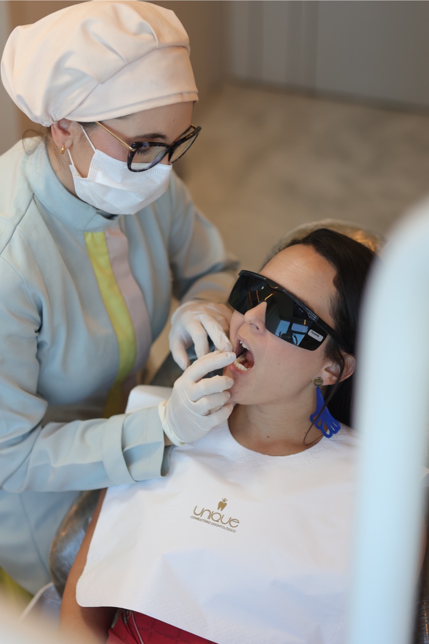 Dra. Karla vasconcelos Especialista em ondontologia analisando um paciente no seu consultório unique em Recife-PE