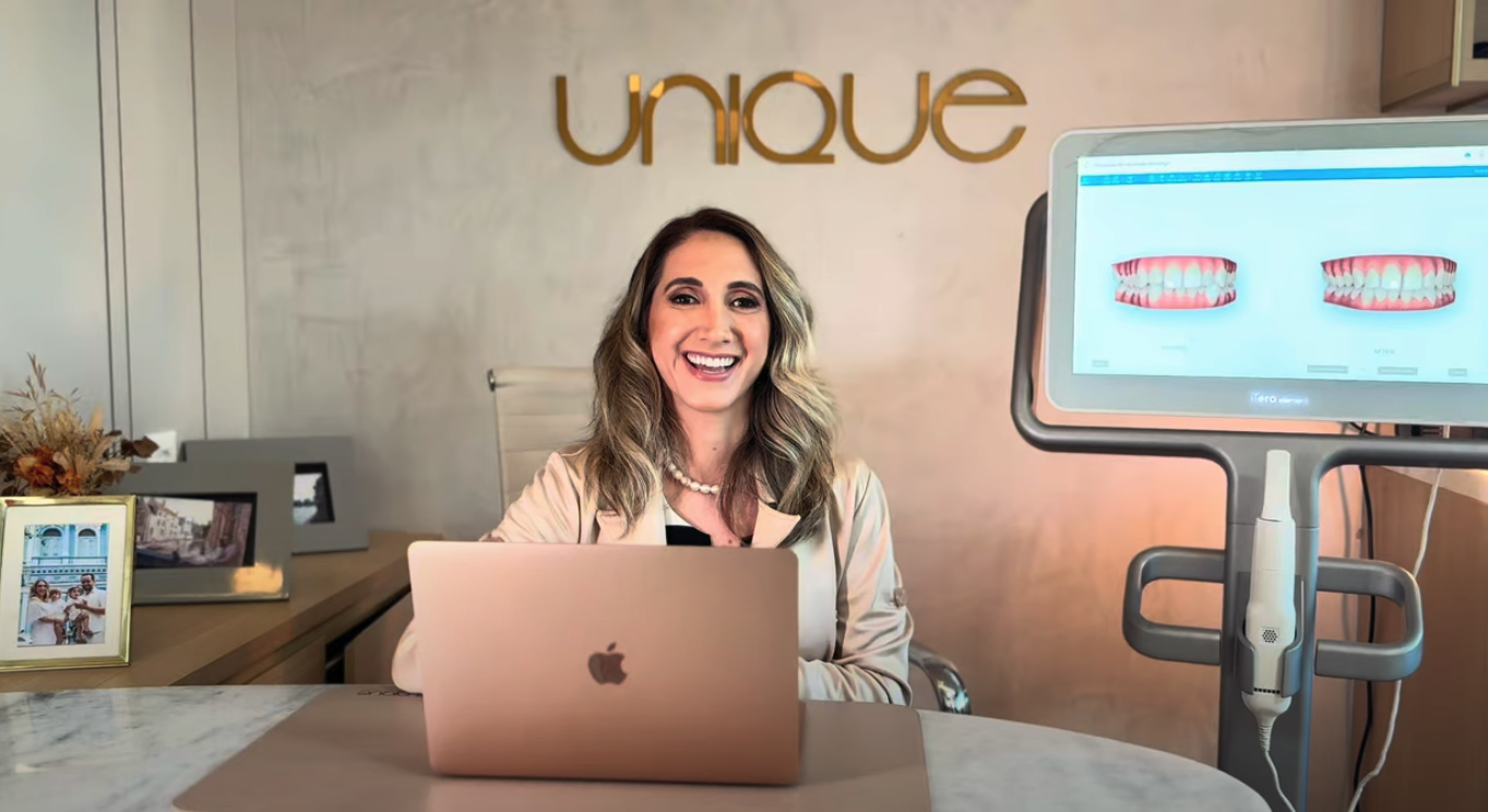 Dra. Karla Vasconcelos em consultório Unique odontologia em Recife-PE