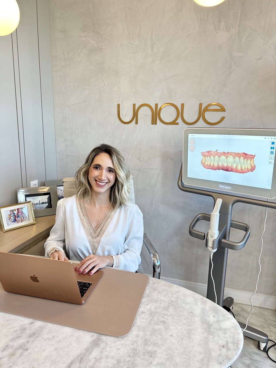 Dra Karla vasconcelos especialista em odontologia funcional e estética na unique consultório odontologico em Recife-PE